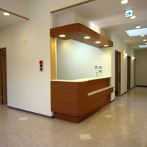 こだわり抜いた設計の整形外科クリニック（川口市）・受付の写真