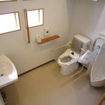 こだわり抜いた設計の整形外科クリニック（川口市）・トイレの写真