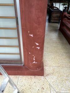 柱の塗装を剥がす