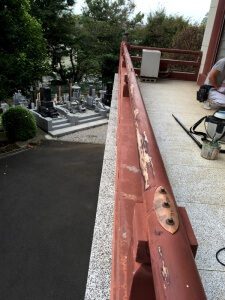 手すりの塗装を剥がす