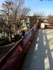 塗装後の手すりについても、光を反射する位になっている