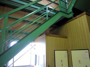 トイレの上には階段がある。