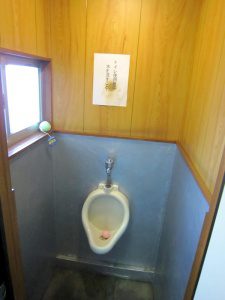 リフォーム前のトイレ内部。小便器のみ。