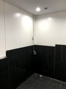 完成までもう一歩。まだ、便器や洗面台は設置されていない。