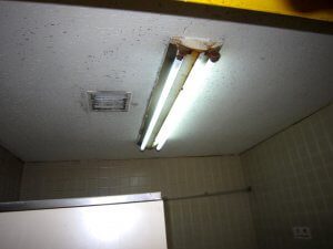 リフォーム前の天井と照明。照明は昔ながらの蛍光灯であり、サビも目立っている。