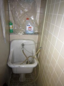 掃除用のシンクに排水されるようになっていた。