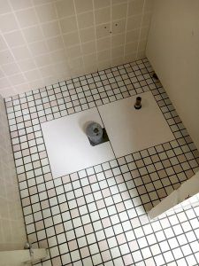 和式便器のタイルを埋める