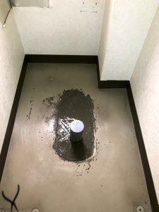 和式トイレの跡をコンクリで埋めた様子。乾くのには１週間ほどの時間が必要だった。