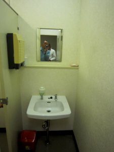 リフォーム前の女子トイレの洗面台の様子。