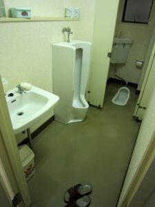 リフォーム前の男子トイレは綺麗に使用されているものの、老朽化が進んでいた。