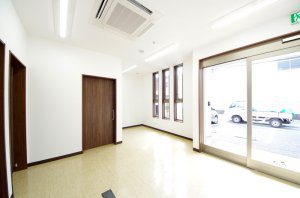 薬局の玄関から外を見た様子。