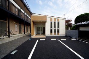 新築後した薬局の外観。前方が駐車場となっており、小規模ながら品のある外観となっている。