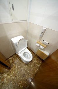 トイレの便器の交換だけでなく、壁に抗菌パネルを貼っている。