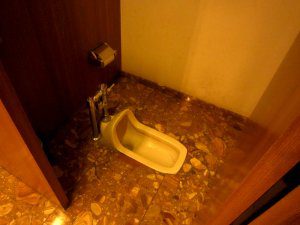 和式の便器。昔からよくある形の便器です。