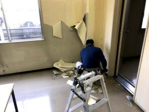 壁紙と床を剥がします