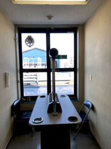 壁紙がタバコのヤニで黄色くなっています。