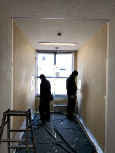 クロスを張り替えます